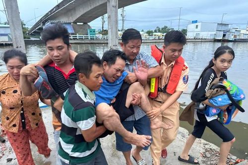 CSGT dùng cano chuyên dụng, kịp thời giúp nạn nhân bị đột quỵ đi cấp cứu