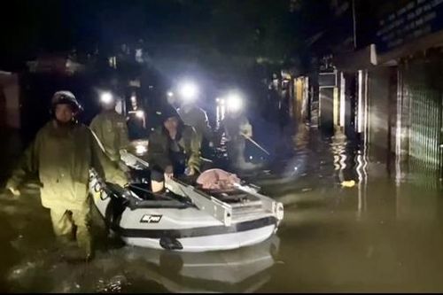 Công an quận Ba Đình, Hà Nội chèo thuyền cứu người mắc kẹt trong nhà