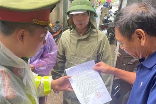 Công an TP Hà Nội căng mình giúp dân
