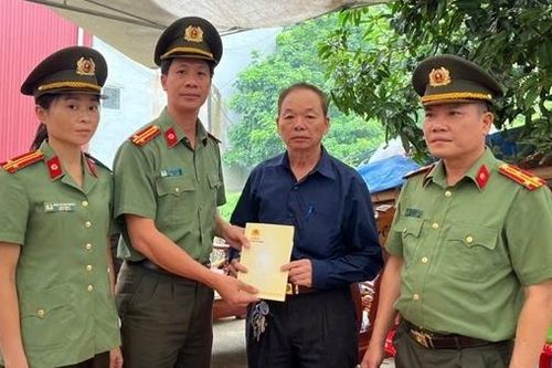 Thăm viếng, động viên 2 gia đình cán bộ Công an tử nạn do sạt lở đất