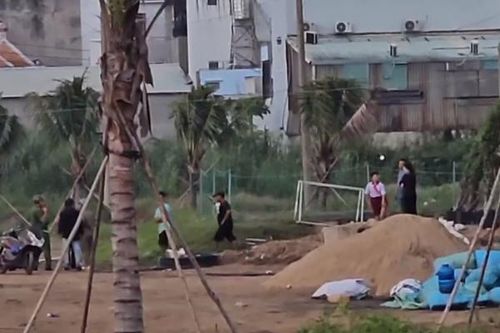 Thi thể bé trai 12 tuổi được phát hiện dưới hồ nước trong sân bóng