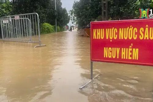 Xã Vân Hà, huyện Phúc Thọ bị cô lập do nước lũ