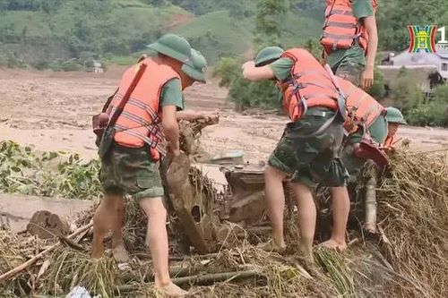 Hơn 600 người tìm kiếm nạn nhân lở đất tại làng Nủ