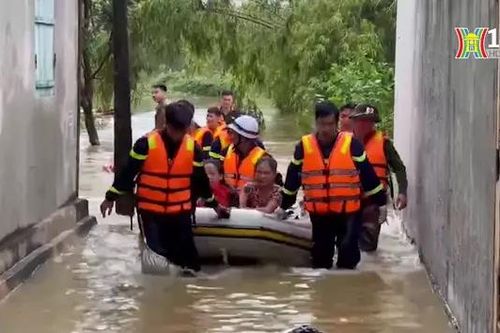 Công an Thành phố sát cánh cùng nhân dân vượt lũ