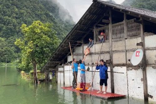 Liên đoàn Lao động tỉnh hỗ trợ nhân dân các xã bị ảnh hưởng bởi cơn bão số 3 tại Hà Quảng