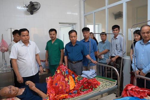 Phó Chủ tịch HĐND tỉnh Nông Thanh Tùng thăm, động viên các nạn nhân trong vụ sạt lở đất điều trị tại Trung tâm Y tế huyện Nguyên Bình