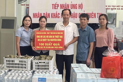 Hội Nhà báo Cao Bằng và Công ty TNHH vàng bạc Nhinh Chinh trao quà hỗ trợ đồng bào bị thiên tại huyện Nguyên Bình
