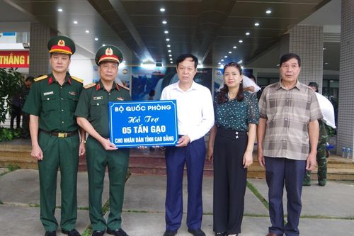 Bộ Quốc phòng và các nhà hảo tâm trao nhu yếu phẩm hỗ trợ tỉnh khắc phục hậu quả thiên tai
