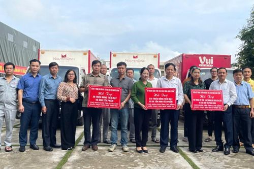 Thứ trưởng, Phó Chủ nhiệm Ủy ban Dân tộc Nông Thị Hà trao hỗ trợ nhân dân tỉnh khắc phục hậu quả thiên tai