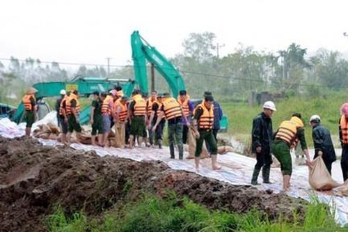 Lực lượng Công an tập trung ứng phó lũ lớn, đảm bảo an toàn đê trên các sông