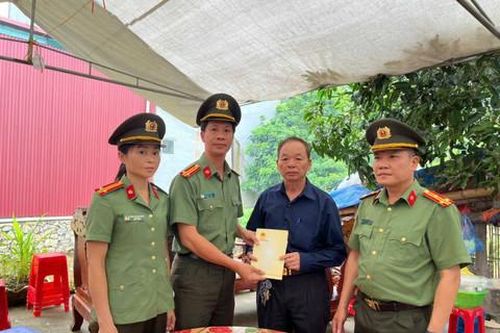 Thăm, động viên 2 gia đình cán bộ Công an thiệt mạng do sạt lở đất