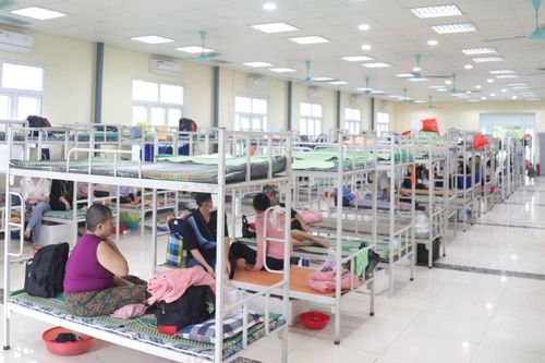 Nước ngập sâu, bệnh viện tăng thêm giường, miễn phí lưu trú cho người bệnh
