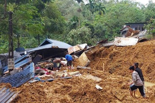 Lở đất giữa đêm ở Hòa Bình, 2 người chết, 1 cháu bé may mắn thoát nạn