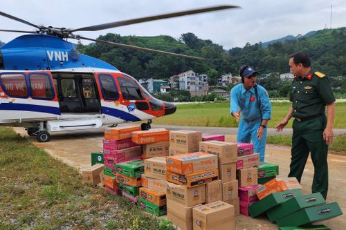 Bên trong một chuyến bay chở hàng cứu trợ từ Hà Nội lên Cao Bằng