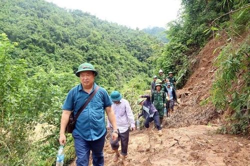 Sạt lở kéo dài hàng trăm mét, nhiều tuyến đường ở Thanh Hóa, Nghệ An ách tắc
