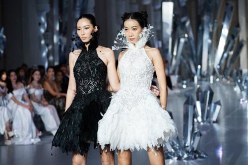 Tạp chí Vogue Singapore khen show diễn của NTK Chung Thanh Phong