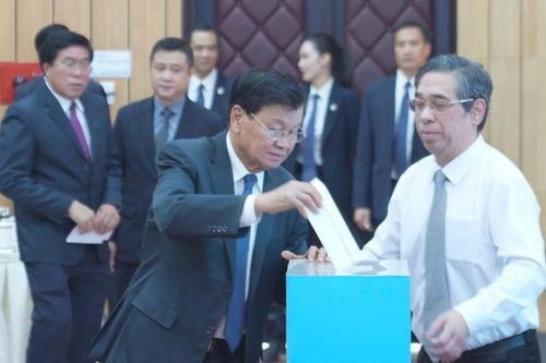 Tổng Bí thư, Chủ tịch nước Lào cùng phu nhân ủng hộ Việt Nam khắc phục bão số 3