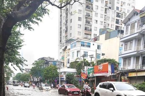 Hà Đông vẫn còn ngập úng cục bộ gây khó khăn cho người dân