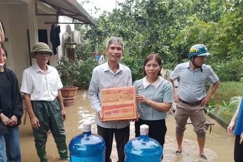 Huyện Thạch Thất cung cấp nhu yếu phẩm cho người dân bị ngập