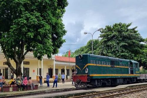 Đường sắt vận chuyển hàng hóa hỗ trợ người dân vùng lũ Yên Bái