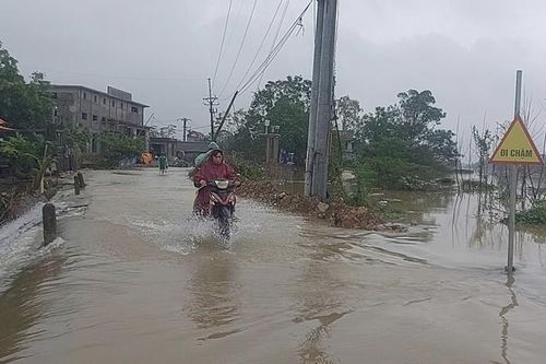 Cấm phương tiện lưu thông qua nhiều điểm ngập sâu ở ngoại thành Hà Nội