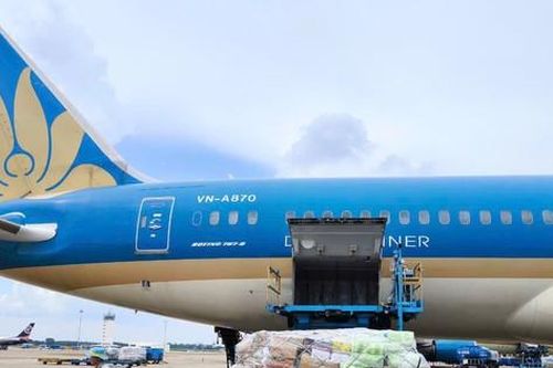 Vietnam Airlines vận chuyển gần 30 tấn hàng cứu trợ vùng bão lũ