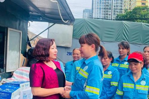 Hà Nội: Sẽ dùng thuyền thu gom không để rác tràn vào nhà dân