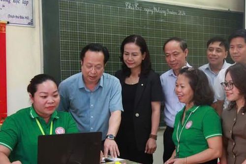 Giám đốc Sở GD-ĐT Hà Nội động viên giáo viên, học sinh vùng mưa lũ