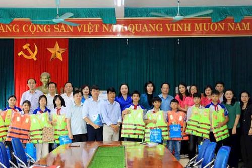 Phó Chủ tịch Thường trực HĐND thành phố Hà Nội Phùng Thị Hồng Hà tặng quà học sinh vùng lũ