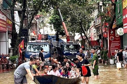Huyện Mỹ Đức hỗ trợ thuyền cho vùng lũ huyện Gia Lâm