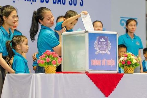 Học sinh đập heo đất hỗ trợ người dân vùng lũ