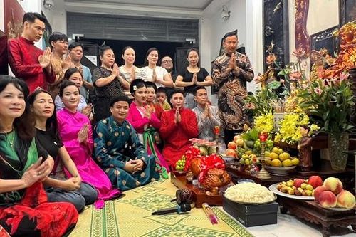 Ca sĩ Linh Nguyễn và nghệ sĩ Nhà hát chèo Hà Nội tri ân Tổ nghiệp