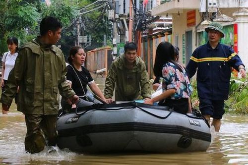 Hà Nội: Lực lượng chức năng căng mình hỗ trợ người dân vùng ngập lụt ven sông Hồng