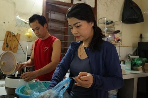 Xót xa cuộc sống của các nghệ sĩ ở nhà trọ 15-20m2: Người làm tạp vụ, người bán xôi sáng mưu sinh