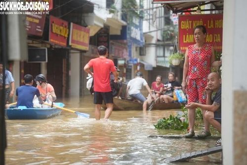 Nước rút dần, người dân ở 'rốn lũ' Hoàn Kiếm tất bật dọn dẹp, chở đồ đạc về nhà