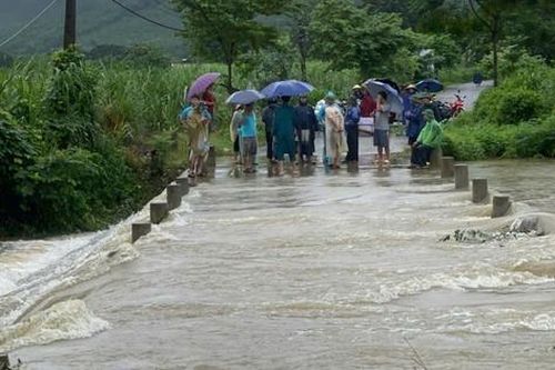 Đi qua đập tràn, nữ công nhân bị nước lũ cuốn trôi
