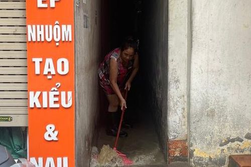 Cận cảnh người dân Hà Nội hối hả vệ sinh nhà cửa sau ngập lụt