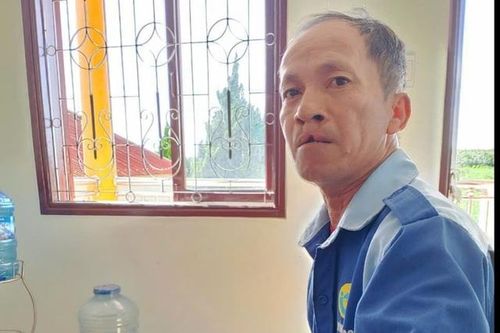 Xúc động hình ảnh người đàn ông khuyết tật đạp xe đến UBND xã trao tiền ủng hộ đồng bào miền Bắc