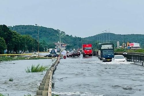 Quốc lộ 1A đoạn qua Thanh Hóa bị ngập, các phương tiện tham gia giao thông gặp khó