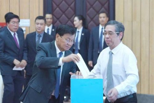 Tổng Bí thư Lào cùng Phu nhân ủng hộ Việt Nam khắc phục ảnh hưởng bão Yagi