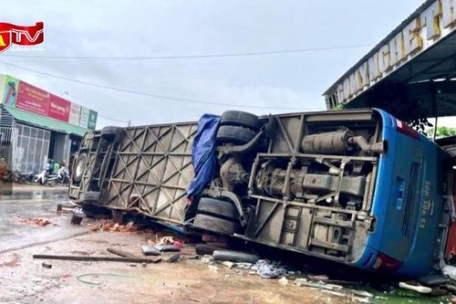 Tạm giữ hình sự tài xế vụ lật xe khách ở Đắk Lắk