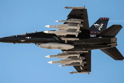 Tiêm kích F/A-18F Mỹ lần đầu mang lượng lớn tên lửa đối không tầm xa AIM-174B mới
