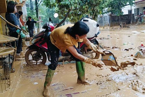 Lũ rút, người dân Yên Bái khẩn trương dọn 'biển rác'
