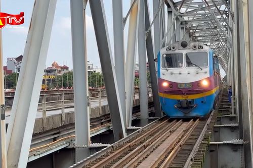 Tàu chạy trở lại trên cầu Long Biên và Đuống