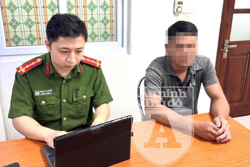 Đã xác định thanh niên tự ý dán keo giầy cho 'khách Tây' rồi đòi tiền ở phố cổ