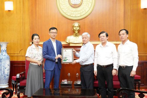 Tập đoàn Rox ủng hộ tiền xây lại nhà cho nạn nhân bão số 3