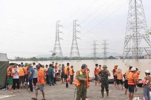 Bắc Giang: Nước sông Cầu tràn bờ đê, 2 thôn bị cô lập hoàn toàn