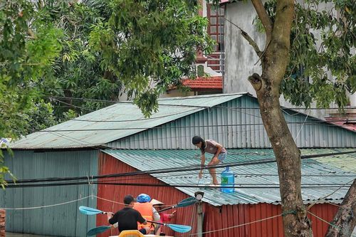 Nước ngập nửa nhà, hơn 100 hộ dân bị cô lập bởi nước lũ ở Sóc Sơn