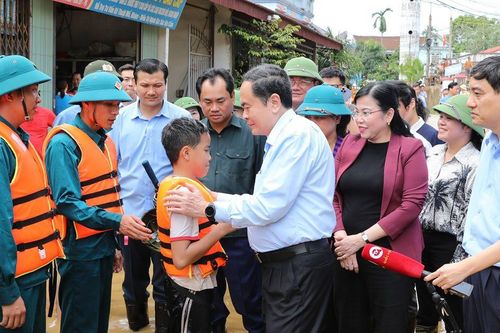 Chủ tịch Quốc hội Trần Thanh Mẫn thăm, động viên nhân dân vùng lũ tỉnh Thái Nguyên