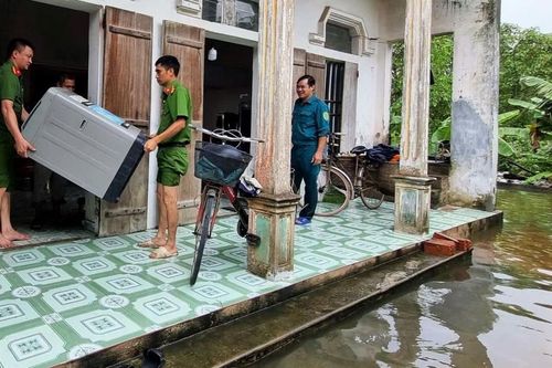 Mực nước trên sông Hoàng Long (Ninh Bình) bắt đầu rút, hơn 7.500 hộ dân đã được di dời an toàn